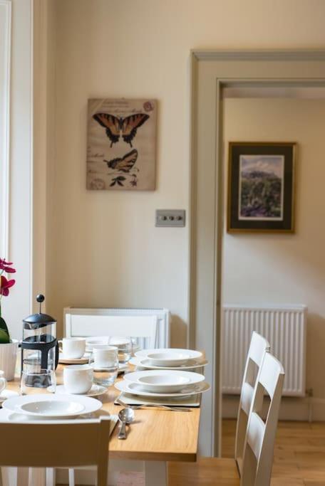 Self Catering , City Centre Apartment With Parking Edinburgh Ngoại thất bức ảnh