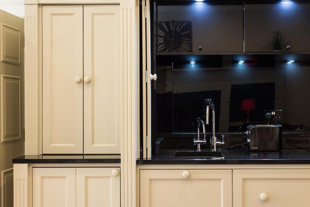 Self Catering , City Centre Apartment With Parking Edinburgh Ngoại thất bức ảnh